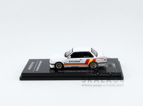 Model samochodu BMW E30 Pandem Rocket Bunny Matt White Diecast Con Madrid 2026 Event Edition 2026 w skali 1:64 - bok