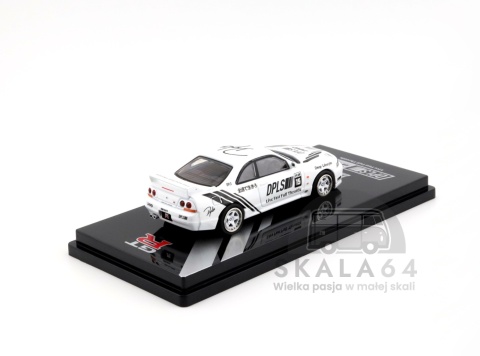 Model samochodu Nissan Skyline GT-R R33 White / Black DPLS x INNO64 TMCS25 w skali 1:64 - tył