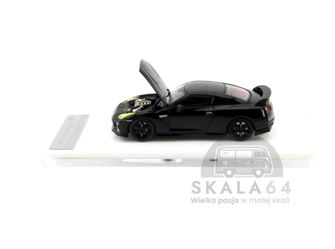 MOTORHELIX Nissan GT-R R35 Black Carbon with Customized Headlights 1:64