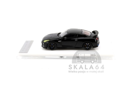 MOTORHELIX Nissan GT-R R35 Black Carbon with Customized Headlights 1:64