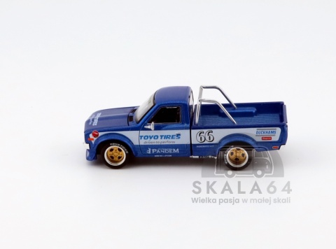 Model samochodu Pandem Datsun 620 Blue Toyo Tires w skali 1:64 - bok