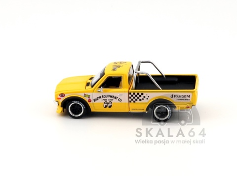 Model samochodu Pandem Datsun 620 Yellow Mooneyes w skali 1:64 - bok