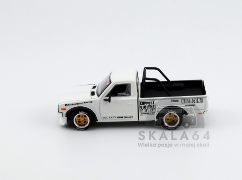 Model samochodu Pandem Datsun 620 White w skali 1:64 - bok