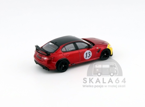 Model samochodu Alfa Romeo Giulia GTAm Red / Yellow w skali 1:64 - tył