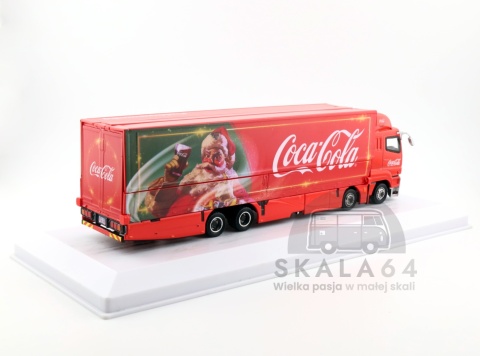 Model samochodu Mitsubishi Fuso Super Great Coca-Cola Santa Truck Red w skali 1:64 - tył