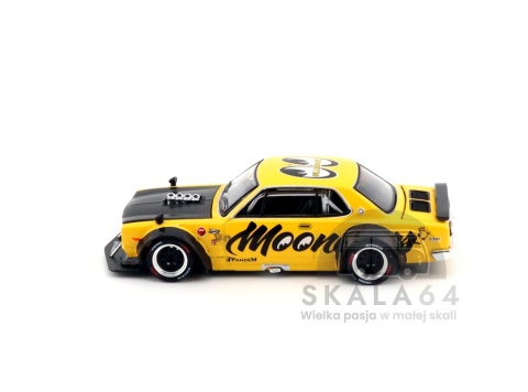 Model samochodu Nissan Skyline GT-R V8 Drift Hakosuka Mooneyes w skali 1:64 - bok