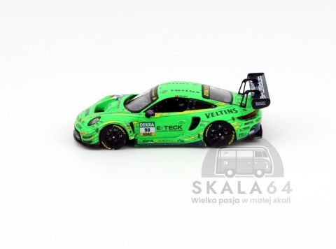 Model samochodu Porsche 911 GT3 R DTM #90 Green w skali 1:64 - bok