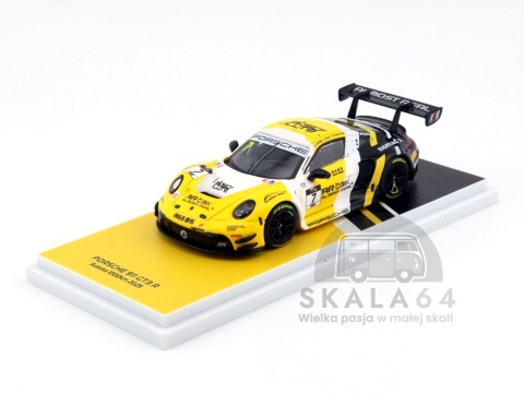 Model samochodu Porsche 911 992 GT3 R #7 Absolute Racing 2nd Suzuka 1000km 2025 K. Estre P. Pilet L. Vanthoor w skali 1:64 - przód