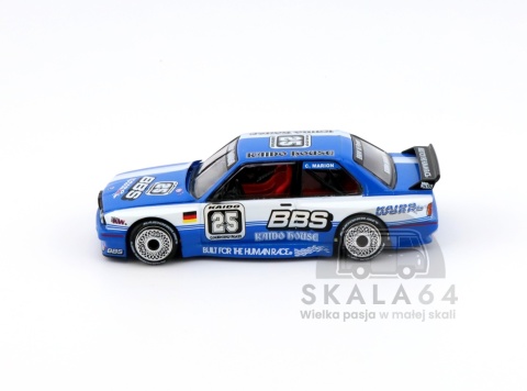 Model samochodu BMW M3 E30 Kaido Tournig Champ V1 w skali 1:64 - bok
