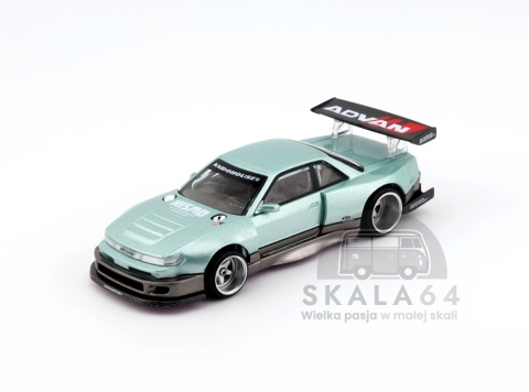 Model samochodu Nissan Silvia S13-R Kaido Works V1 ADVAN Green w skali 1:64 - przód