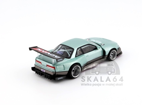 Model samochodu Nissan Silvia S13-R Kaido Works V1 ADVAN Green w skali 1:64 - tył