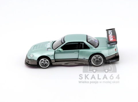 Model samochodu Nissan Silvia S13-R Kaido Works V1 ADVAN Green w skali 1:64 - bok