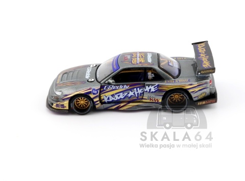 Model samochodu Nissan Silvia S13-R Kaido Drift V1 GRedd w skali 1:64 - bok