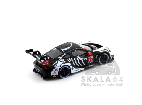 Model samochodu Porsche 911 GT3 R #77 Rexy 2025 IMSA Petit Le Mans AO Racing w skali 1:64 - tył