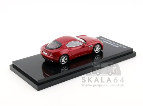 Model samochodu Alfa Romeo 8C Competizione 2008 Rosso Competizione w skali 1:64 - tył