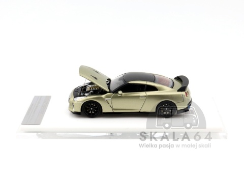 Model samochodu Nissan GT-R R35 Track Edition Engineered by NISMO T-Spec Millenium Jade  w skali 1:64 - bok