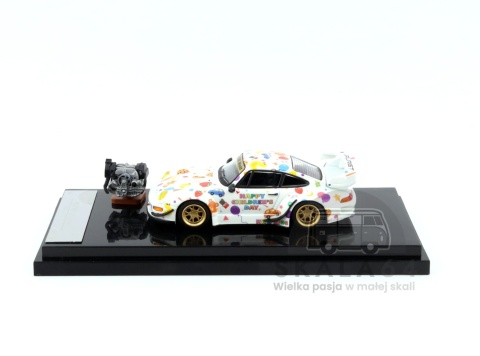 Model samochodu Porsche 911 RWB 993 Happy Children's Day - Limited Edition w skali 1:64 - silnik