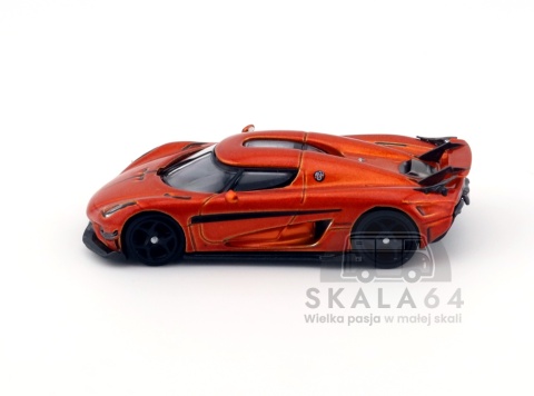 Model samochodu Koenigsegg Regera Orange Metallic Black Stripes w skali 1:64 - bok