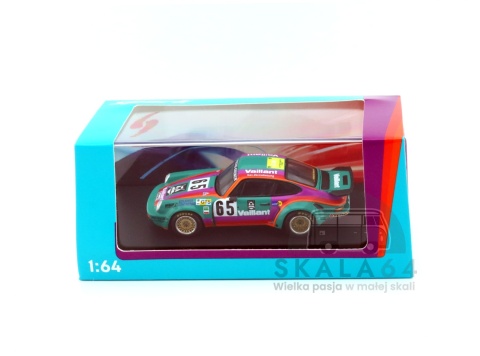 Model samochodu Porsche 911 Carrera RSR 3.0 #65 24H Le Mans 1975 B. Sprowls J. C. Bolanos A. Contreras w skali 1:64 - gablotka