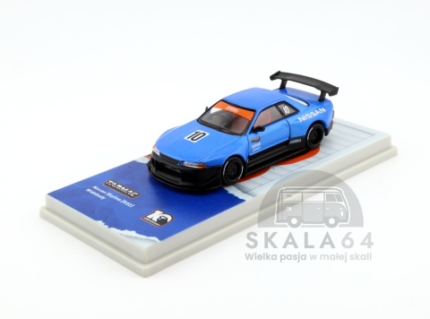 Model samochodu Nissan Skyline R32 Widebody Tarmac Works 10th Anniversary Black / Blue w skali 1:64 - przód