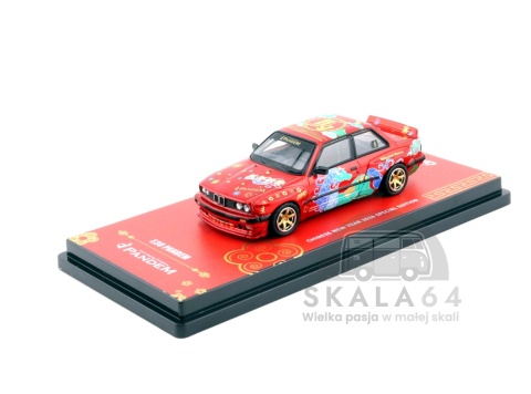 Model samochodu BMW E30 Rocket Bunny Chinese New Year 2026 Special Edition Red w skali 1:64 - przód