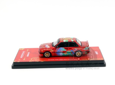 Model samochodu BMW E30 Rocket Bunny Chinese New Year 2026 Special Edition Red w skali 1:64 - bok
