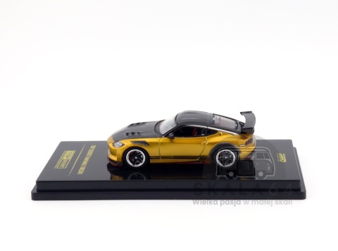 Model samochodu TOP SECRET Nissan Fairlady Z RZ34 400Z Gold w skali 1:64 - bok