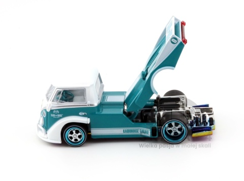 Model samochodu Volkswagen VW Transporter T1 Pickup Kaido Works V1 Blue White w skali 1:64 - paka