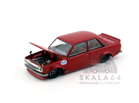 Model samochodu Datsun 510 Pro Street Nismo V3 Red w skali 1:64 - maska