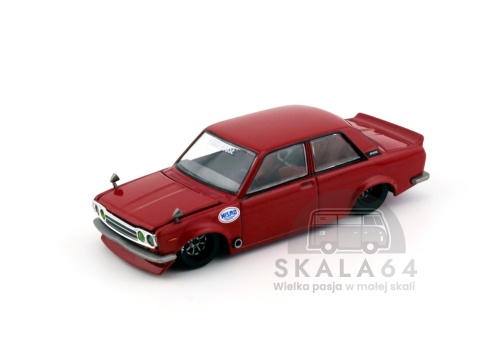 Model samochodu Datsun 510 Pro Street Nismo V3 Red w skali 1:64 - przód