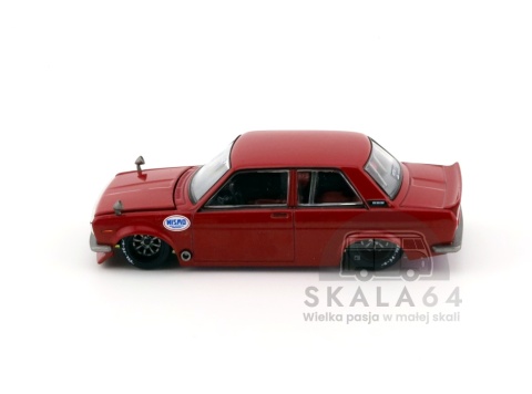 Model samochodu Datsun 510 Pro Street Nismo V3 Red w skali 1:64 - bok