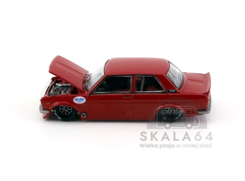Model samochodu Datsun 510 Pro Street Nismo V3 Red w skali 1:64 - maska