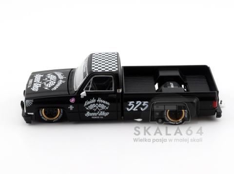 Model samochodu Chevrolet Silverado Dually Hot Rod V1 w skali 1:64 - bok