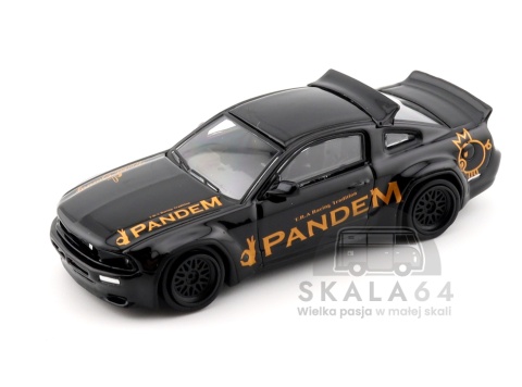 Model samochodu Ford Mustang Pandem Black w skali 1:64 - przód