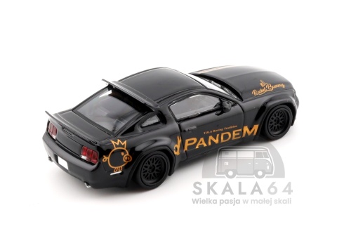Model samochodu Ford Mustang Pandem Black w skali 1:64 - tył