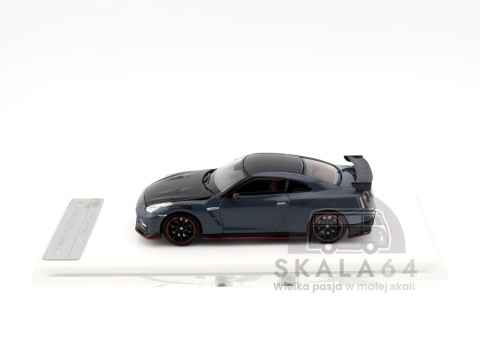Model samochodu Nissan GT-R NISMO R35 Special Edition 2022 - NISMO Stealth Gray w skali 1:64 - bok
