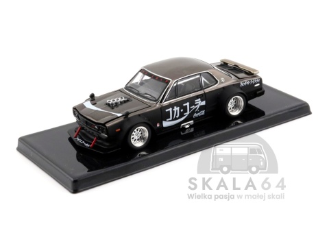 Model samochodu Nissan Skyline GT-R V8 Drift Hakosuka Coca-Cola Zero JP Black Chrome w skali 1:64 - przód