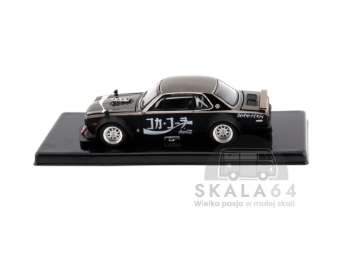 Model samochodu Nissan Skyline GT-R V8 Drift Hakosuka Coca-Cola Zero JP Black Chrome w skali 1:64 - bok