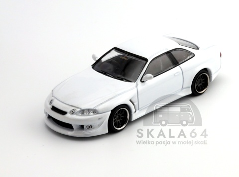 Model samochodu Vertex Toyota Soarer JZZ30 White w skali 1:64 - przód