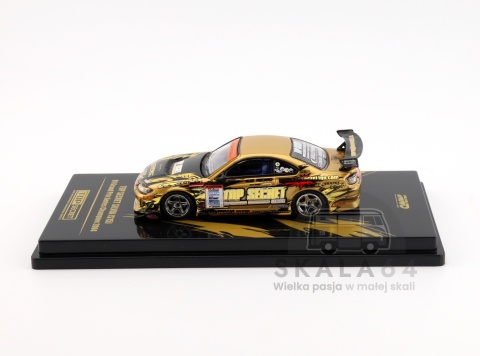 Model samochodu Nissan Silvia S15 Top Secret Gold D1 Grand Prix Series Champion 2004 w skali 1:64 - bok