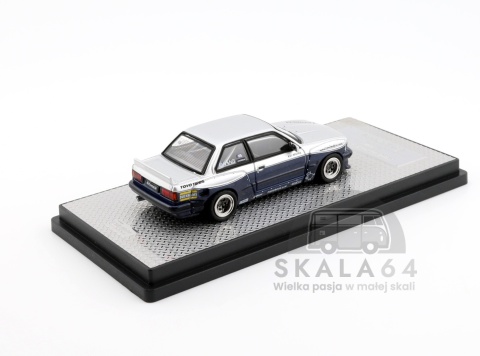 Model samochodu BMW Pandem E30 M3 Silver Blue w skali 1:64 - tył