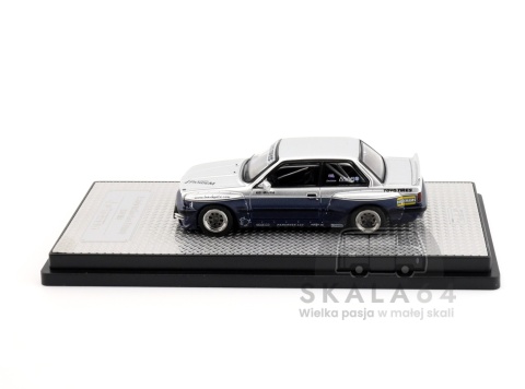 Model samochodu BMW Pandem E30 M3 Silver Blue w skali 1:64 - bok