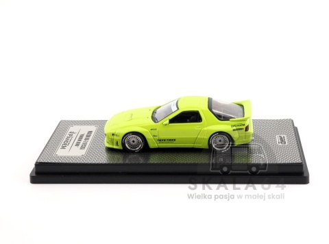 Model samochodu Mazda RX-7 FC3S Pandem Aero TMCS Malaysia 2025 Event Edition Green w skali 1:64 - bok