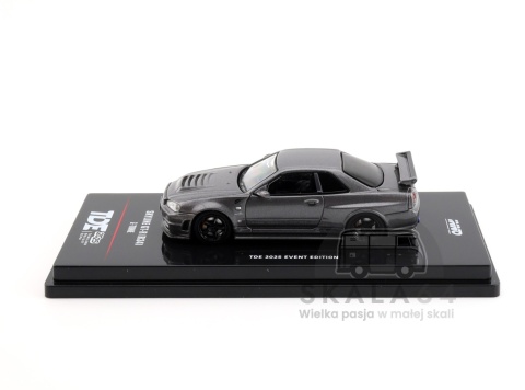 Model samochodu Nissan Skyline GT-R R34 Z-Tune TDE2025 Event Edition w skali 1:64 - bok