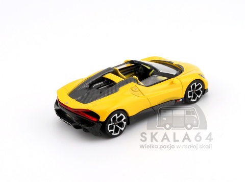 Model samochodu Bugatti W16 Mistral Yellow w skali 1:64 - tył