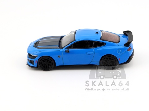 Model samochodu Ford Mustang Dark Horse Grabber Blue LHD w skali 1:64 - bok