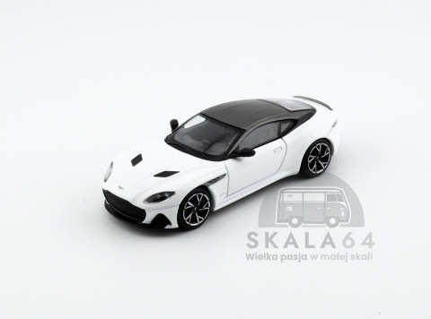 Model samochodu Aston Martin DBS Stratus White LHD w skali 1:64 - przód