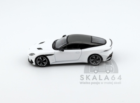 Model samochodu Aston Martin DBS Stratus White LHD w skali 1:64 - bok