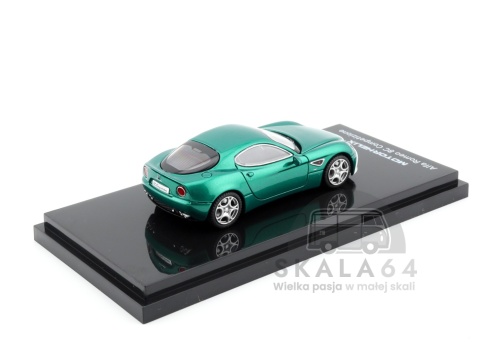 Model samochodu Alfa Romeo 8C Competizione 2008 Customized Green w/ White Front Bumper Limited 300 PCS w skali 1:64 M69063 - tył