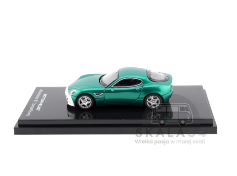 Model samochodu Alfa Romeo 8C Competizione 2008 Customized Green w/ White Front Bumper Limited 300 PCS w skali 1:64 M69063 - bok